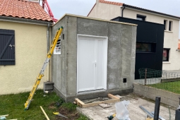 Arrière du garage en béton avant enduit